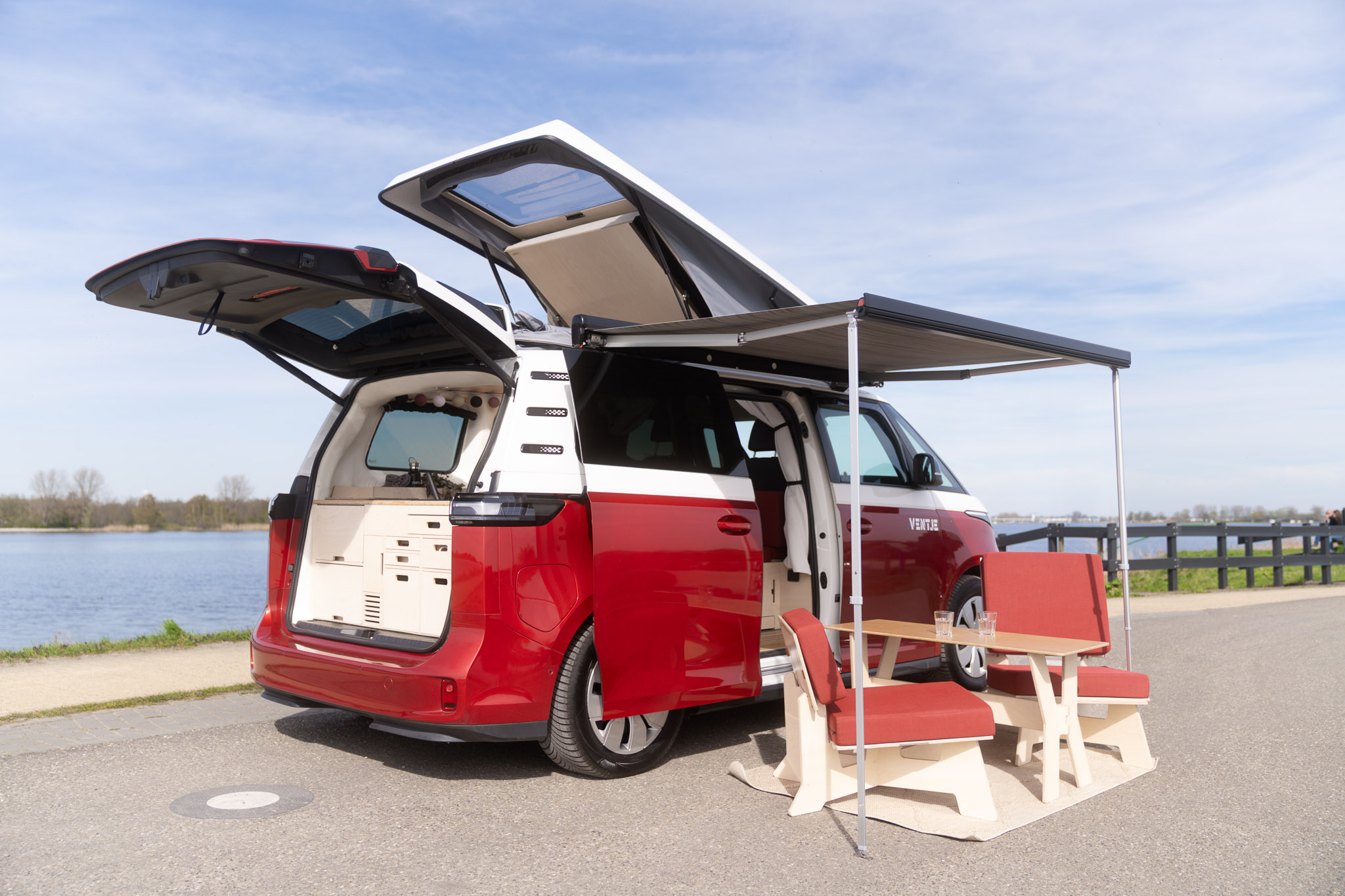 Herman en Lia in hun ventje camper tijdens interview met Autoweek