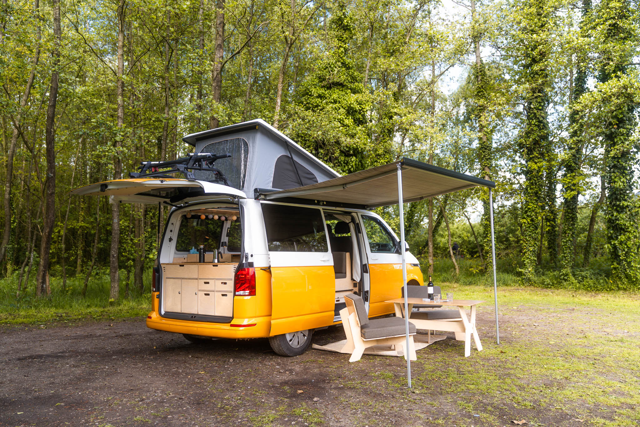 Herman en Lia in hun ventje camper tijdens interview met Autoweek